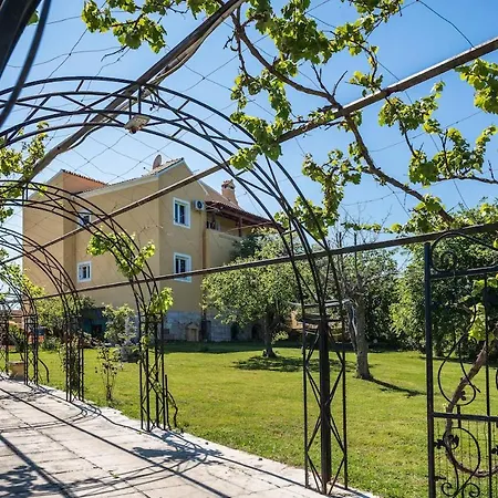 Anastasia With Private Pool & Outdoor Spa Tub