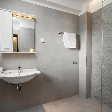 Apartment Anastasia With Private Pool & Outdoor Spa Tub *