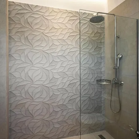 Anastasia With Private Pool & Outdoor Spa Tub