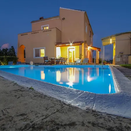 Anastasia With Private Pool & Outdoor Spa Tub Apartment